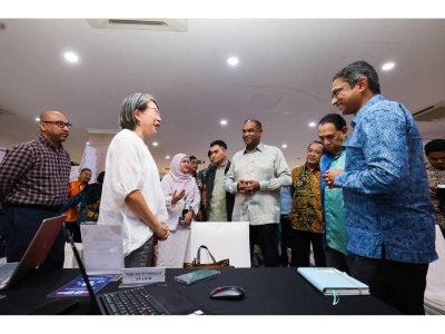 YB Datuk Seri R Ramanan, Menteri Sumber Manusia (tengah) dan YB Datuk Khairul Firdaus Akbar Khan, Timbalan Menteri Sumber Manusia (lima dari kanan) semasa lawatan kerja rasmi pertama mereka di HRD Corp