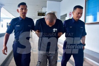 Mohd Zakuan (tengah) dijatuhi hukuman penjara tujuh tahun oleh Mahkamah Sesyen Ayer Keroh pada Khamis selepas mengaku bersalah.