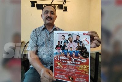 Mohd Fadzil menunjukkan poster yang diedarkan bagi memeriahkan lagi program malam budaya berlangsung di Dataran Karangkraf di Seksyen 15, Shah Alam.