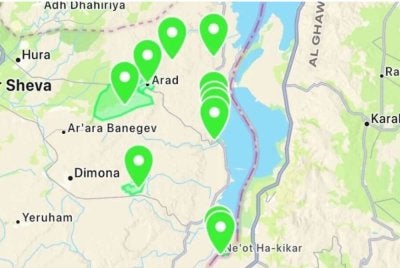 Tangkapan layar memaparkan amaran gempa bumi yang diaktifkan di beberapa lokasi di selatan Israel susulan gempa bermagnitud 4.2 berhampiran Dimona pada 15 Januari 2025. - Agensi