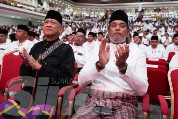 Khairy (kanan) bersama Mohamed Nazri (kiri) hadir ke Perhimpunan Agung Pemuda UMNO di WTC pada Khamis. Foto Sinar Harian - ROSLI TALIB