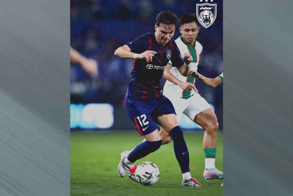Pemain gantian, Stuart Wilkins (kiri) mempamerkan aksi cemerlang ketika menewaskan Kuching City FC. Foto: Johor Southern Tigers