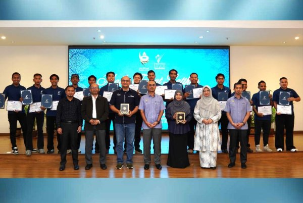 Syamsul Hazeman (tiga dari kanan) bersama peserta TVET MAIPk bagi Kursus Penyelaman Komersial yang diraikan di Kompleks Islam Darul Ridzuan baru-baru ini.