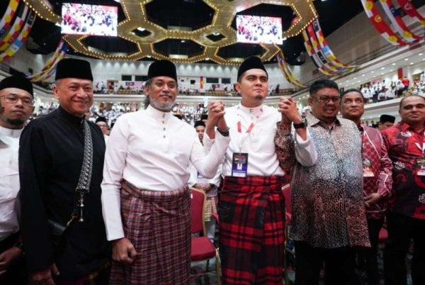 Muhamad Akmal Saleh (tengah) bersama bekas Ketua Pemuda UMNO, Khairy Jamaluddin dan Ketua UMNO Bahagian Padang Rengas, Datuk Seri Mohamed Nazri Aziz (dua dari kiri), Ketua Menteri Melaka, Datuk Seri Ab Rauf Yusoh (dua dari kanan) pada Perhimpunan Agung Pergerakan Pemuda UMNO.