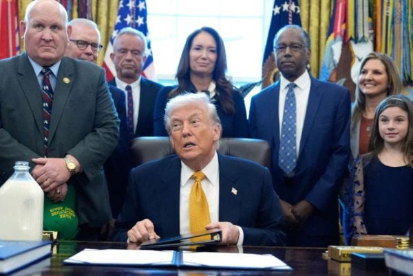 Trump (duduk) di pejabat Oval, Rumah Putih. Foto: Agensi