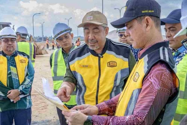 Dr Izani (dua, kanan) semasa mengadakan lawatan ke tapak pembinaan KB Sentral, Tunjong, di Kota Bharu pada Khamis.