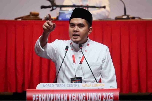 Dr Muhamad Akmal berucap pada Perhimpunan Agung Pergerakan Pemuda UMNO 2025 di Dewan Merdeka, Pusat Dagangan Dunia Kuala Lumpur (WTCKL), pada Khamis. Foto Bernama