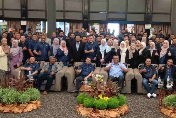 Haim (depan, tiga kanan) bergambar selepas merasmikan program E-Idaman Inspire Supervisory Programme Power-Up Series pada Khamis.