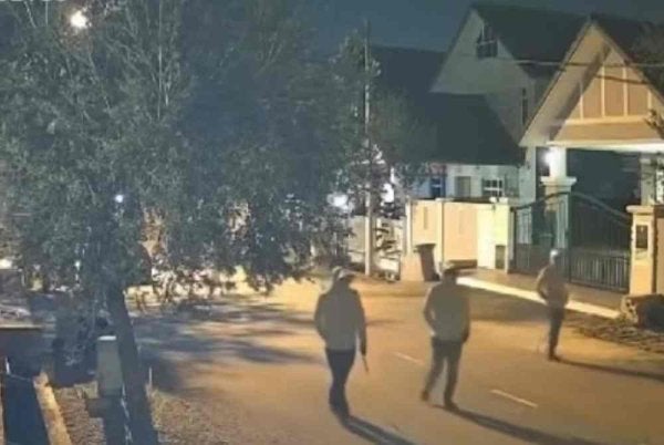 Polis memburu tiga lelaki yang mencuri wang tunai bernilai RM1,500 di Taman Anjung Gapam, Jasin.
