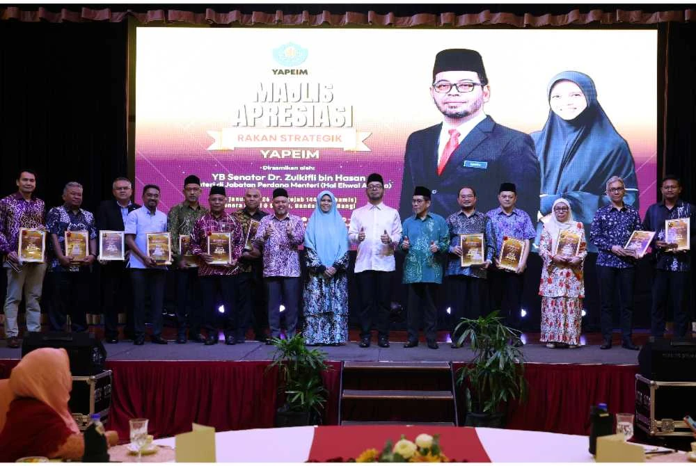 Dr Zulkifli Hasan (tujuh dari kanan) bergambar kenangan bersama para penyumbang pada Majlis Apresiasi Rakan Strategik YAPEIM 2025 dan Pelancaran Kempen #HopeforGaza di sebuah hotel semalam - Foto: Bernama
Turut kelihatan Timbalan Menteri di Jabatan Perdana Menteri (Hal Ehwal Agama) Marhamah Rosli (lapan, kanan), Pengerusi Lembaga Pemegang Amanah YAPEIM Abdul Khudud Mohd Naaim (enam, kanan) dan Ketua Pengarah YAPEIM Zabidi Nasan (lapan, kiri).
