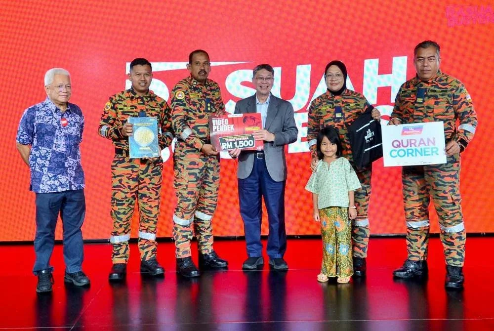 Mohamad Hamdan (tiga, kiri) ketika menerima hadiah juara kategori Sektor Awam dan Agensi Kerajaan pada majlis penyampaian hadiah Pertandingan Video Pendek sempena HARA 2025 di sini pada Rabu.