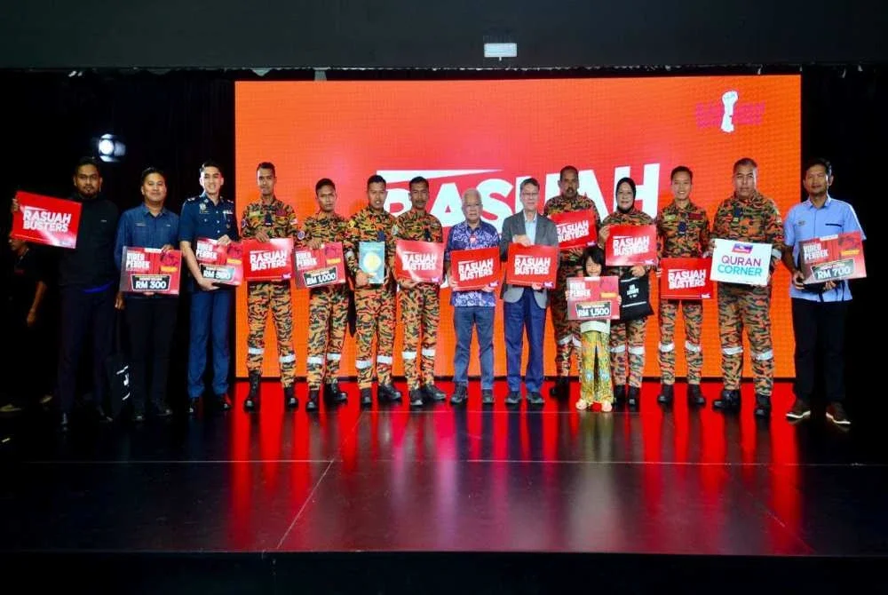 Ketua Pasukan Rasuah Busters Datuk Hussamuddin Yaacub bersama pemenang kategori sektor awam dan agensi kerajaan.