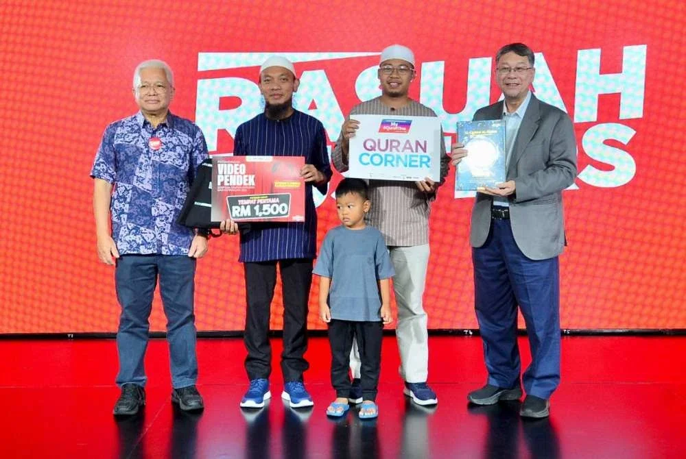 Muhamad Amirul Azizi (dua,kanan) ketika menerima hadiah juara kategori umum pertandingan berkenaan. Hadir sama, Presiden IKRAM Malaysia, Badlishah Sham Baharin (kanan).