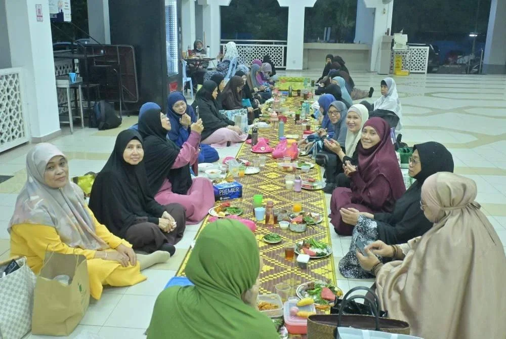 SEBAHAGIAN jemaah muslimat yang hadir menikmati juadah yang disediakan selepas program. 