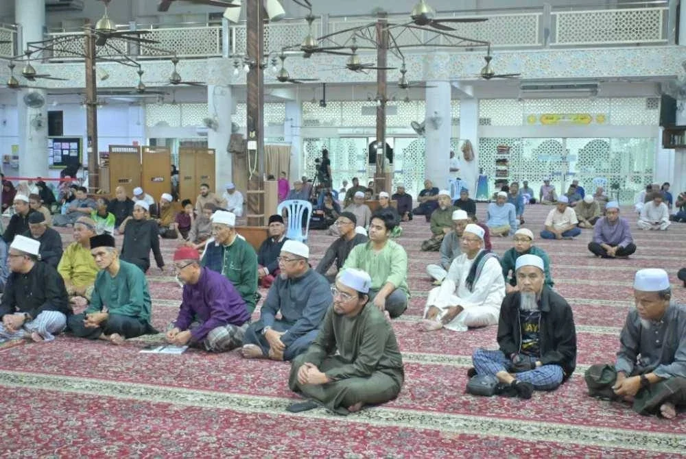 JEMAAH Masjid Bukit Indah, Ampang khusyuk mendengar Ceramah Perdana Israk dan Mikraj yang disampaikan Dr Zulkifli. 