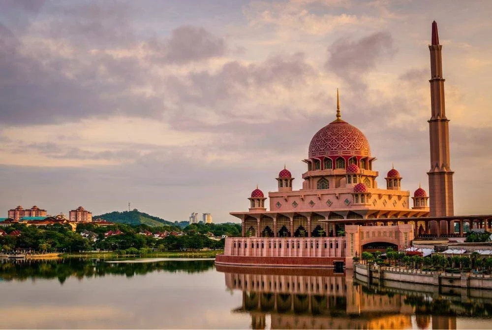 ISLAM menunjukkan kaedah terbaik untuk menguruskan gangguan emosi dan mental dengan kembali kepada ALLAH melalui solat. Foto Canva