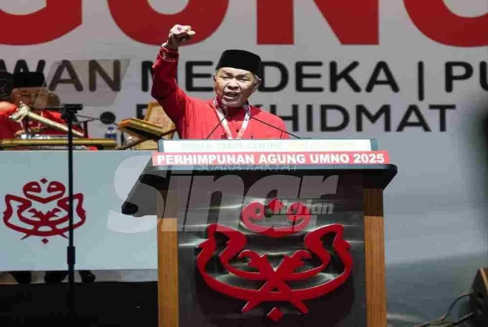 Ahmad Zahid ketika berucap ketika ucapan dasar Presiden UMNO Perhimpunan Agung UMNO di Pusat Dagangan Dunia Kuala Lumpur (WTC) di sini, pada Jumaat. Foto Sinar Harian-ROSLI TALIB