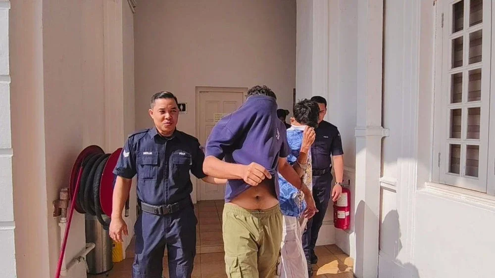 Tiga lelaki mengaku tidak bersalah di Mahkamah Sesyen Ipoh pada Jumaat atas pertuduhan merogol dan melakukan amang seksual terhadap remaja perempuan berusia 16 tahun, minggu lalu.