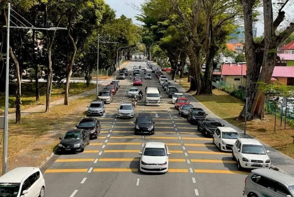 Keadaan Jalan Residensi yang menjadi sempit disebabkan mereka yang tidak bertanggungjawab meletakkan kenderaan mereka di bahu jalan.