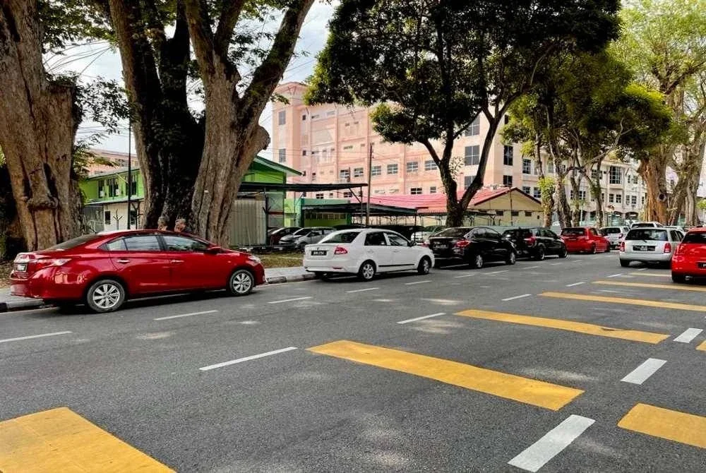 Jalan Residensi merupakan jalan utama untuk kesemua kenderaan termasuk kenderaan kecemasan seperti ambulans dan bomba.