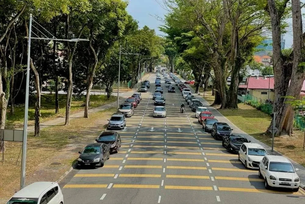 Keadaan Jalan Residensi yang menjadi sempit disebabkan mereka yang tidak bertanggungjawab meletakkan kenderaan mereka di bahu jalan.