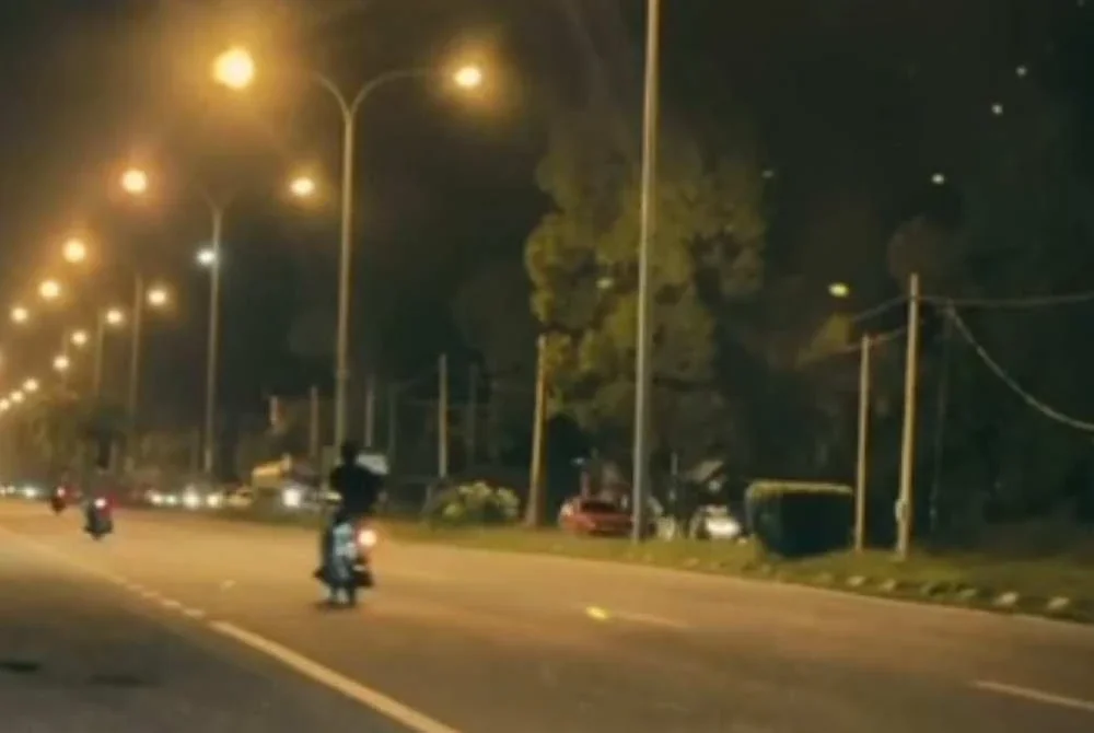 Antara penunggang motosikal yang dikesan melakukan aksi berbahaya ketika Op Samseng Jalanan yang dijalankan JSPT Terengganu kira-kira jam 1 pagi di Jalan Kuala Terengganu–Kota Bharu pada awal pagi Jumaat.