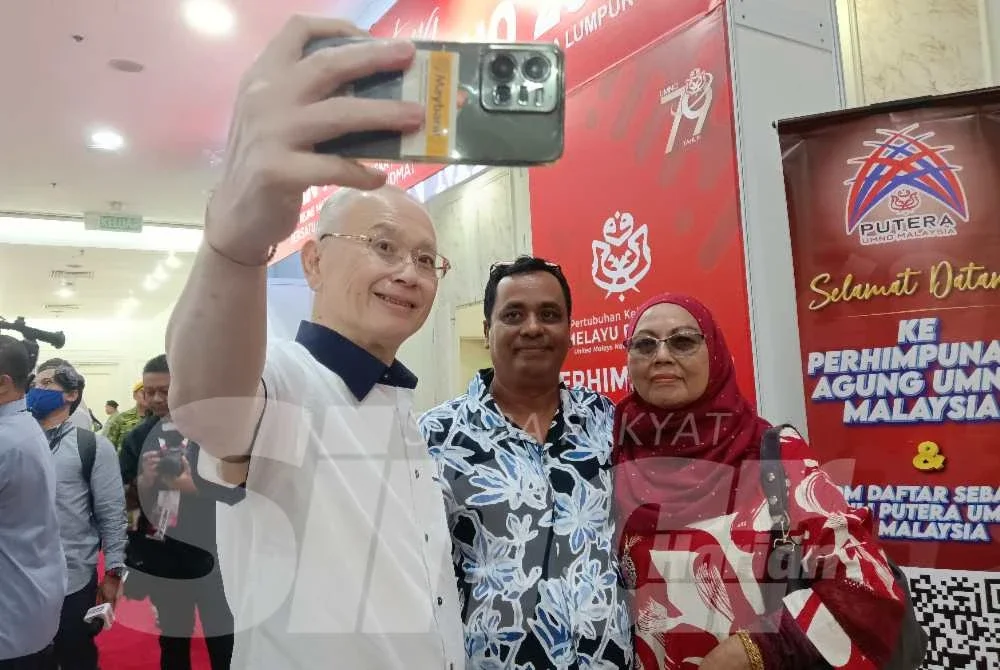Ka Siong (kiri) melayan perwakilan yang ingin berswafoto bersamanya.