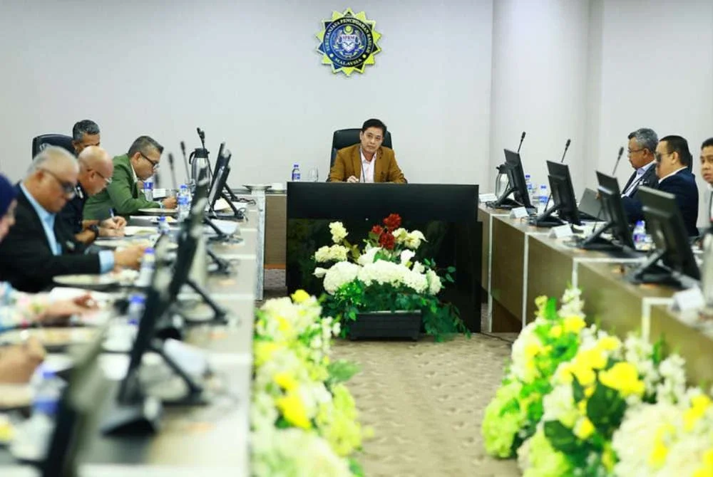 Azam mempengerusikan Mesyuarat Pasukan Petugas Khas Hala Tuju Pengurusan Penguatkuasaan Pengimportan Sisa Plastik dan E-Waste Dalam Negara Bil 1/2026 di Ibu Pejabat SPRM Putrajaya pada Jumaat. Foto: SPRM