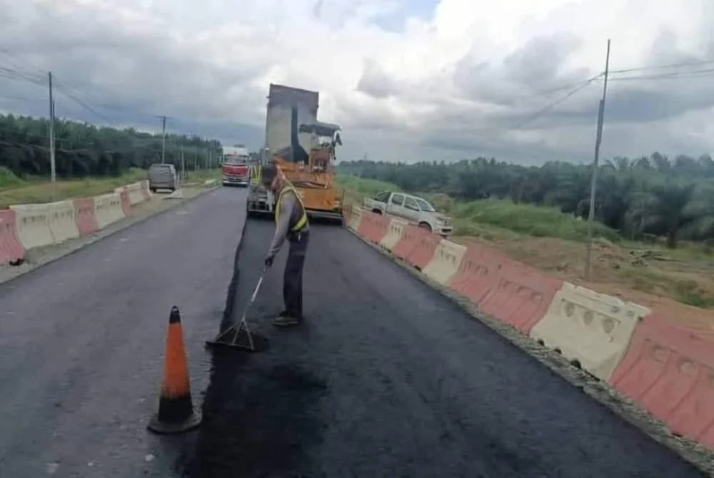Kerja-kerja pembaikan dilaksanakan oleh kontraktor yang dilantik di bawah Projek LPB bagi mengurangkan risiko kemalangan.