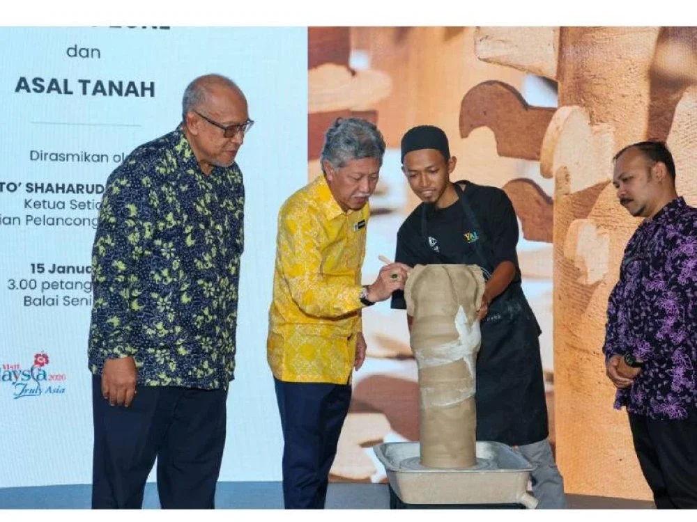 Datuk Shaharuddin Abu Sohot (kedua dari kiri), Ketua Setiausaha Kementerian Pelancongan, Seni dan Budaya merasmikan Pameran Spatial Creative – Ceramic Zone dan Asal Tanah yang berlangsung sehingga 30 April 2026 di Balai Seni Negara.