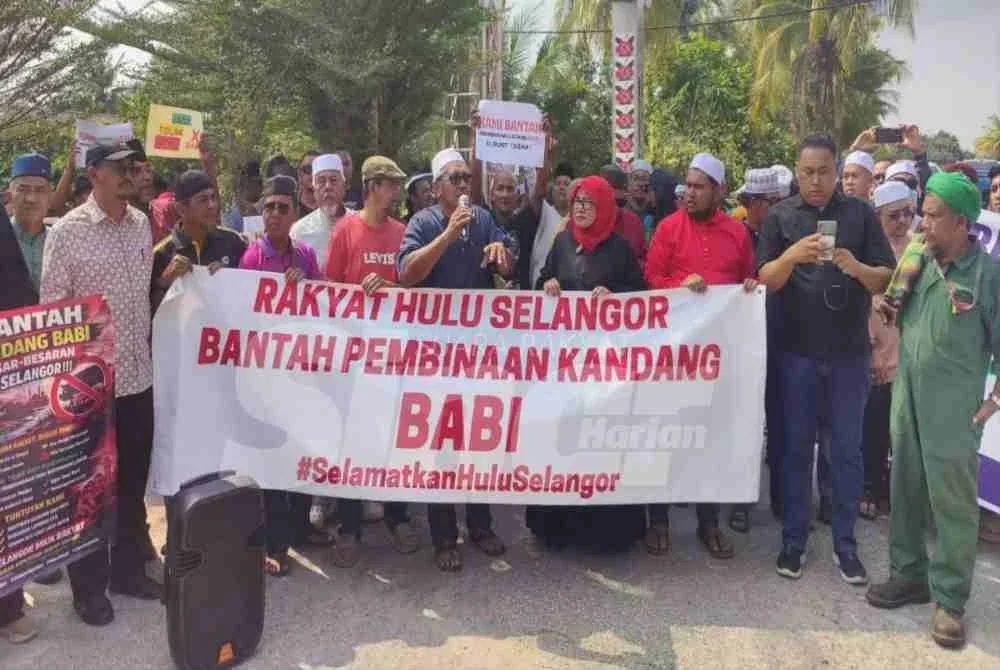 
Penduduk memohon perkenan Sultan Selangor, menitahkan kerajaan Selangor tidak meneruskan rancangan pemindahan ladang penternakan babi ke Bukit Tagar