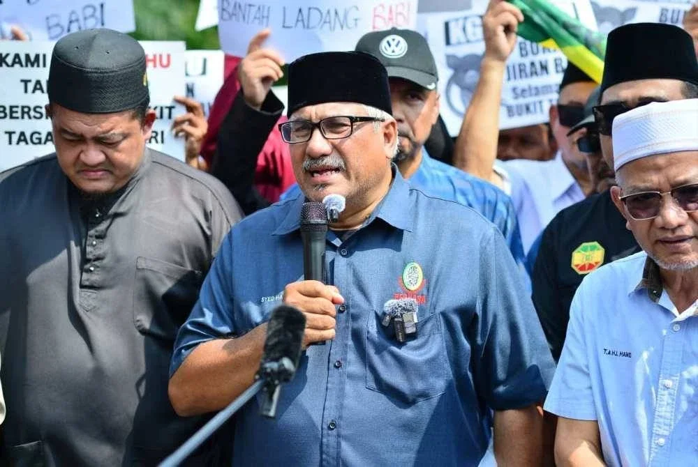 Syed Hassan ketika berucap di hadapan Bangunan Setiausaha Kerajaan Negeri Selangor, Shah Alam pada Jumaat.