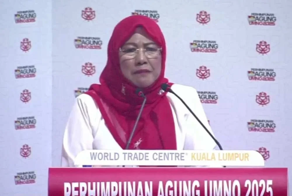 Rosni membahaskan usul bersempena Perhimpunan Agung UMNO 2025 di Pusat Dagangan Dunia (WTC) pada Jumaat.
