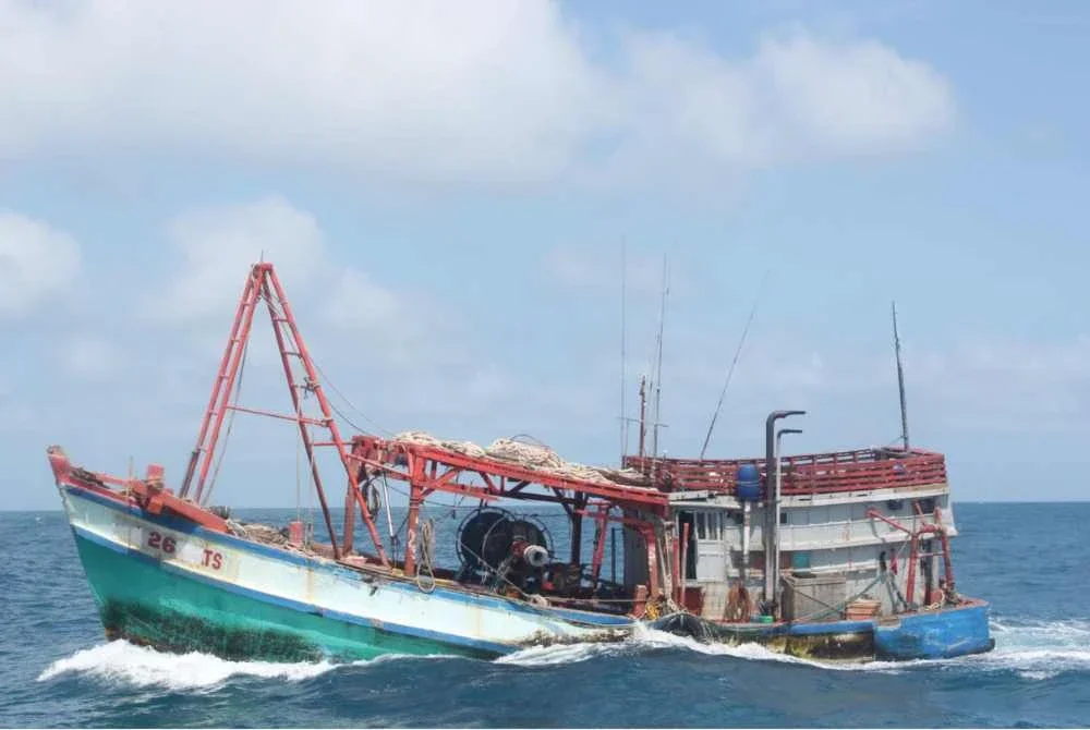 Sebuah Vesel Nelayan Asing (VNA) Vietnam jenis pukat tunda yang menceroboh perairan negara ditahan selepas hampir satu jam dikejar.