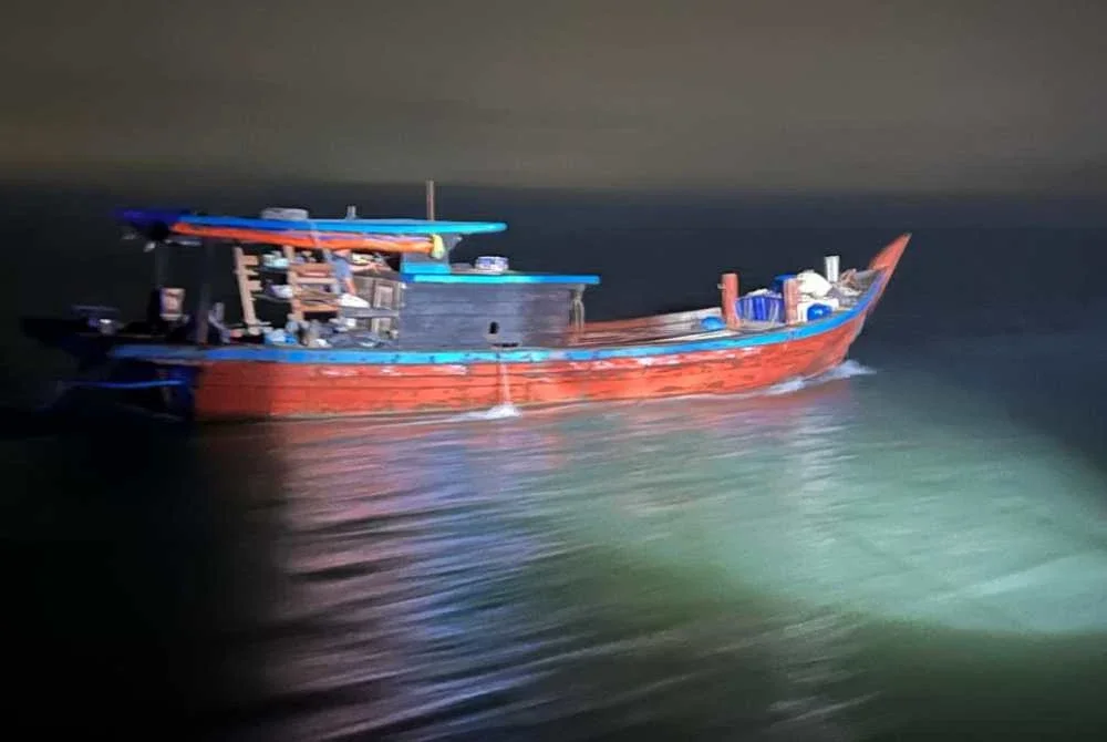 Sebuah bot yang membawa PATI berjaya ditahan Maritim Malaysia di perairan Kuala Selangor pada Jumaat. Foto Maritim Malaysia
