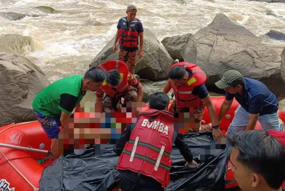 Pasukan bomba menjalankan operasi mengambil mayat mangsa yang lemas ketika melakukan aktiviti arung jeram di sungai Nabawan. Foto JBPM Sabah