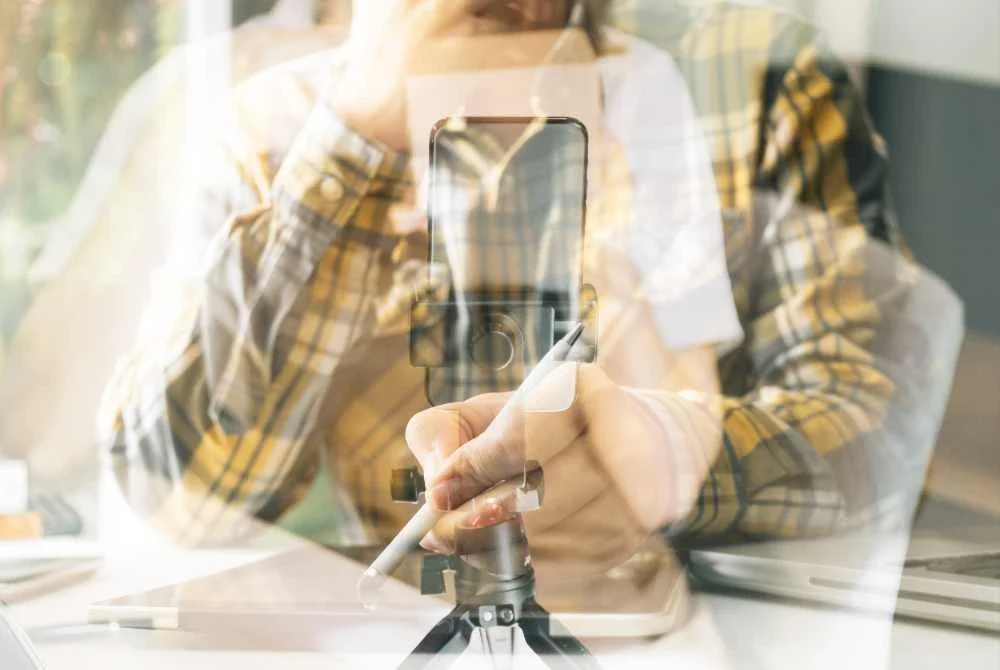 Menurut kajian, daripada 3,440 video dihasilkan AI, sebanyak 2,230 video adalah dalam kategori paling melampau di bawah undang-undang United Kingdom. Foto hiasan