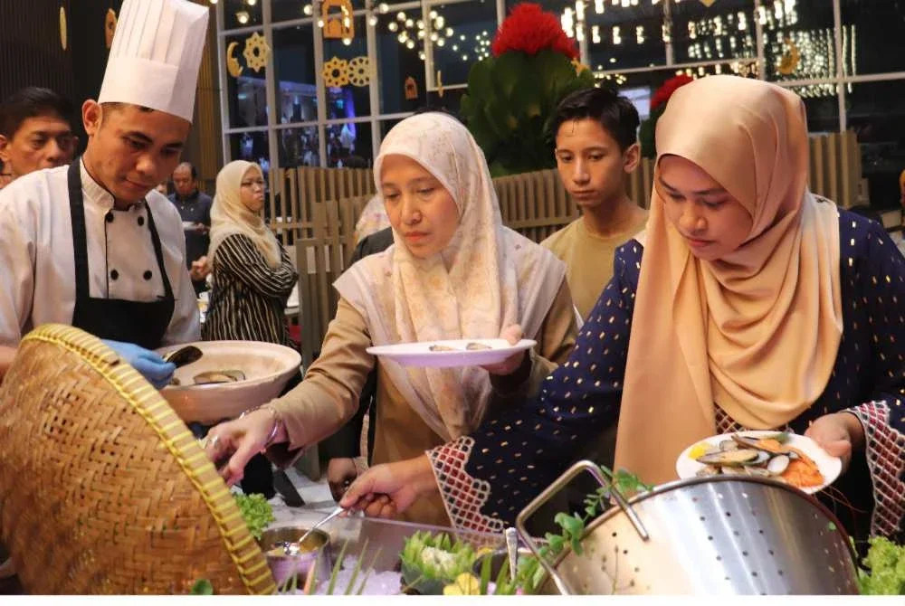 Antara sajian utama yang ditawarkan termasuk pelbagai nasi tradisi, gulai kampung, masak lemak, rendang, sambal serta aneka hidangan warung yang membangkitkan nostalgia masakan tempatan. 