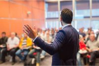 Soal penggantian pemimpin menjadi rumit apabila melibatkan seseorang pengasas atau tokoh besar parti. Foto hiasan