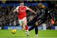 Gyokeres (kiri) perlu mendapatkan sokongan lebih baik menerusi hantaran lintang daripada Saka.