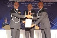 Shazeli (tengah) menyaksikan Majlis Serah Terima Tugas Ketua Polis Daerah KLIA antara Ravi (kanan) dam Azman di IPD KLIA pada Jumaat.
