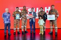 Mohamad Hamdan (tiga, kiri) ketika menerima hadiah juara kategori Sektor Awam dan Agensi Kerajaan pada majlis penyampaian hadiah Pertandingan Video Pendek sempena HARA 2025 di sini pada Rabu.