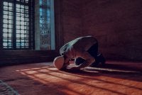 GUNAKAN solat sebagai ruang untuk mengadu, memohon kekuatan dan menenangkan fikiran di tengah kepenatan hidup. Foto Canva