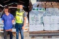 Suspek (kiri) yang ditahan selepas dipercayai cuba menyeludup gula dan minyak masak ke Thailand. Foto: PGA