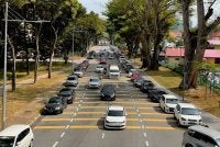 Keadaan Jalan Residensi yang menjadi sempit disebabkan mereka yang tidak bertanggungjawab meletakkan kenderaan mereka di bahu jalan.