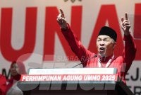 Ahmad Zahid ketika menyampaikan ucapan dasar di Perhimpunan Agung UMNO 2025 pada Jumaat. - Foto: SINAR HARIAN/ROSLI TALIB