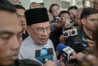 Anwar ketika ditemu bual pemberita selepas menunaikan solat Jumaat di Masjid Usamah Bin Zaid pada Jumaat. Foto: Bernama 