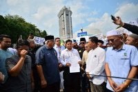 32 NGO Islam Melayu menyerahkan memorandum kepada Kerajaan Negeri Selangor di Bangunan SUK Negeri Selangor, Shah Alam pada Jumaat. FOTO: Asril Aswandi Shukor 
