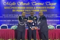 Mohd Rosdi (kanan) dilantik Ketua Polis Daerah Cheras baharu menggantikan Aidil (kiri) dengan disaksikan Fadil di IPD Cheras pada Jumaat.