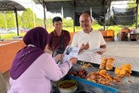 Goldam bertemu dengan penduduk di Bukit Garam pada Jumaat.